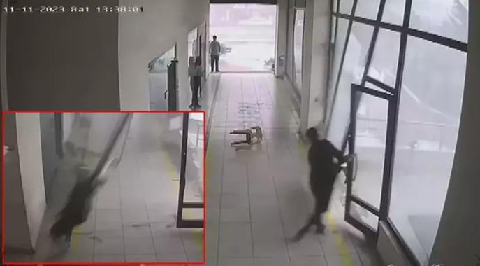 Fırtına böyle geldi! Cam çerçeve indi, çalışan savruldu