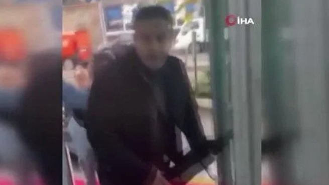 Kolej yöneticisinden, öğretmene şemsiyeli saldırı