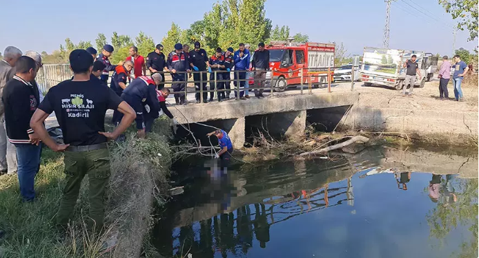 Kadın cesedinin sürüklendiğini gören telefona sarıldı!