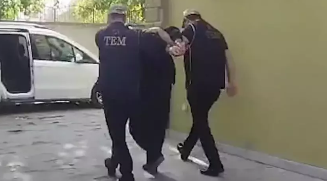 Terör hükümlüsü 3 kişi yakalandı, mahkemece tutuklandı
