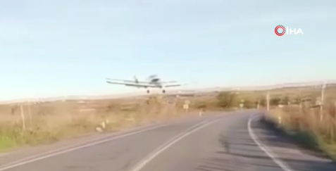 Eğitim uçağı yola yakın iniş yaptığı sırada minibüsü teğet geçti