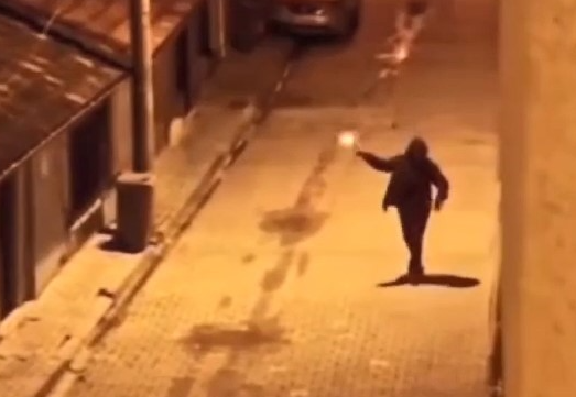 Bursa’da skandal görüntüler! Sokak magandası havaya ateş açtı