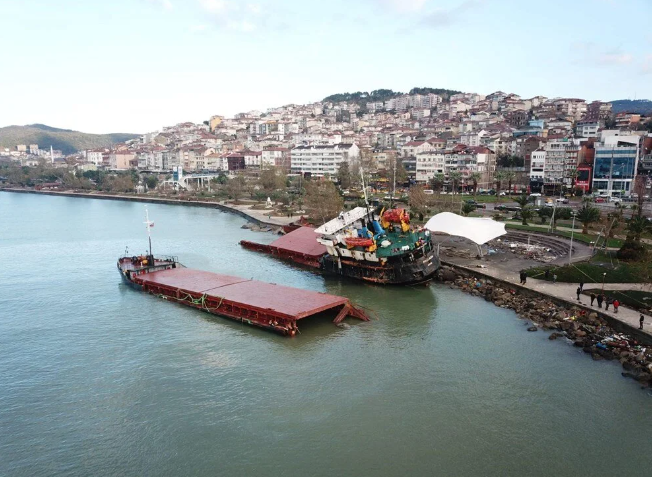 Fırtınada ikiye yarılan gemi havadan görüntülendi