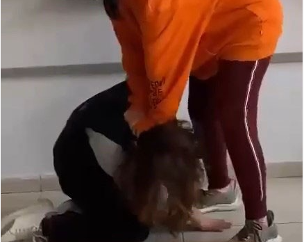 Sınıfta şiddet: Genç kız böyle darp edildi