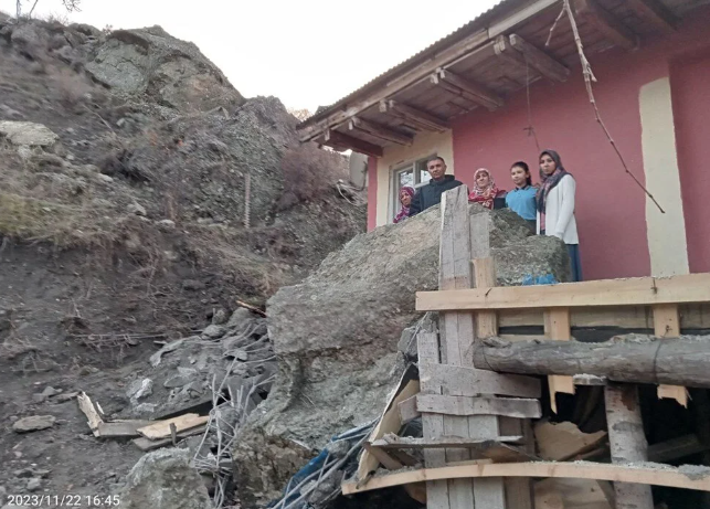 Dağdan kopan kaya balkona girdi