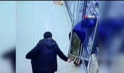 Kadınların etek altı görüntüsünü çeken komisere hapis