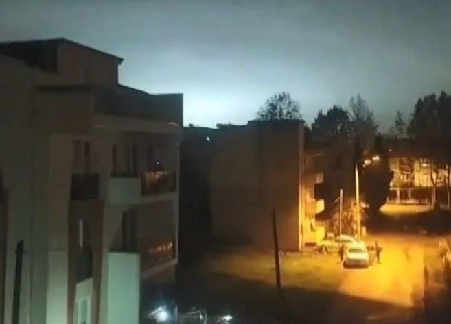 Beyaz ışık yayıldı, elektrikler kesildi