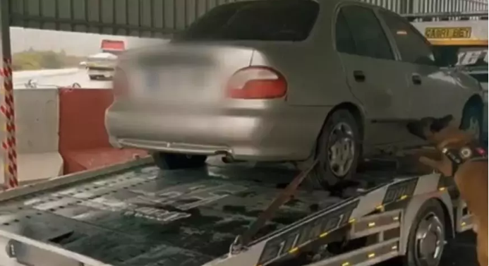 Çekici üzerinde kaza süsü verilmiş otomobilden çıkanlar şoke etti