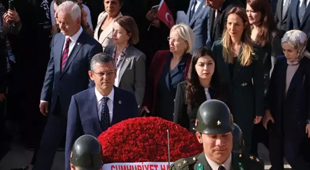 Özgür Özel’den Anıtkabir’e ziyaret
