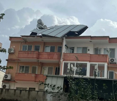 Muğla’da hortum: Çatılar uçtu, ağaç ve direkler devrildi