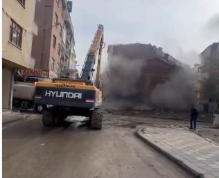 Biri korna ile yıkıldı, diğeri tek dokunuşta yerle bir oldu