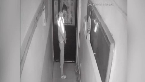 Kurye sipariş getirdiği apartmana idrarını yaptı
