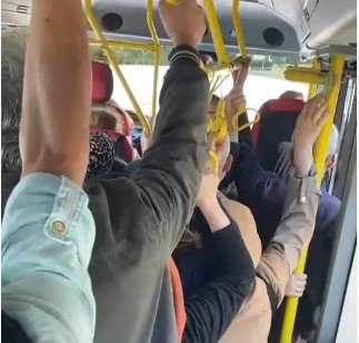 Bursa’da otobüs tıklım tıklım doldu, yolcuya kızan şoför hareket etmedi