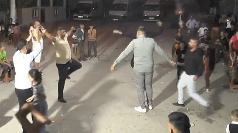 Küçük çocuklara içki içirdi
