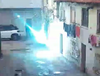 Video çekmek isterken canından oluyordu… Bursa’da elektrik teli bomba gibi patladı
