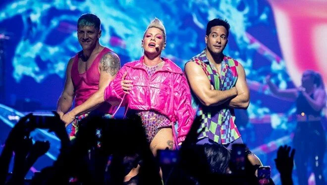 ABD’li şarkıcı Pink konserlerinde yasaklı kitap dağıtacak