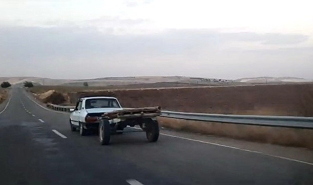 İlginç görüntü: Otomobil at arabasını çekti