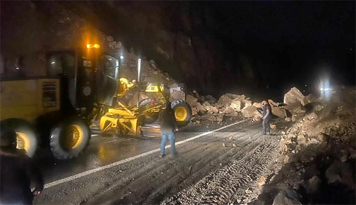 Artvin’de heyelan: Kayalar kara yoluna düştü