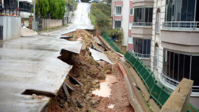 Bursa’da çöken yol, yağışın ardından onarılacak