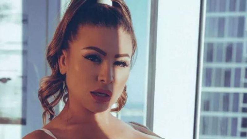 Francia James kırmızı bikinisiyle yürüyüş yaptı!