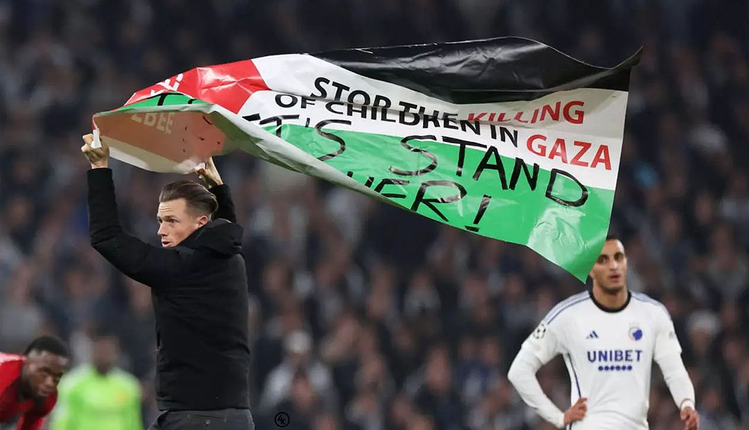 Şampiyonlar Ligi maçında sahaya inen taraftar Filistin bayrağı açtı