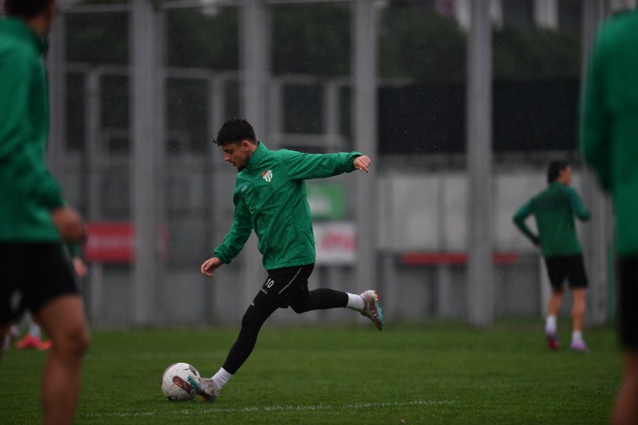 Bursaspor yağmur altında çalıştı