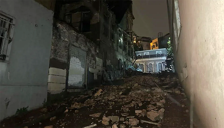 Sultanahmet’te tarihi binada çökme meydana geldi