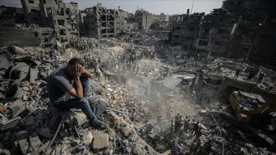 İsrail Gazze’de mülteci kamplarını ve camiyi hedef aldı