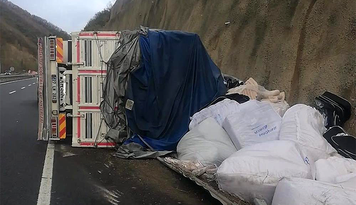 Bursa’da TIR ile çarpışan kamyon devrildi