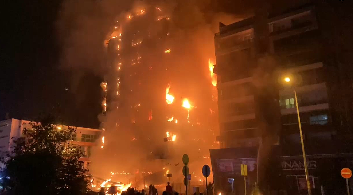 Bursa’da 10 katlı iş yerinde yangın