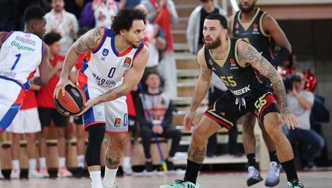 Anadolu Efes’ten Euroleague’de ilk deplasman galibiyeti