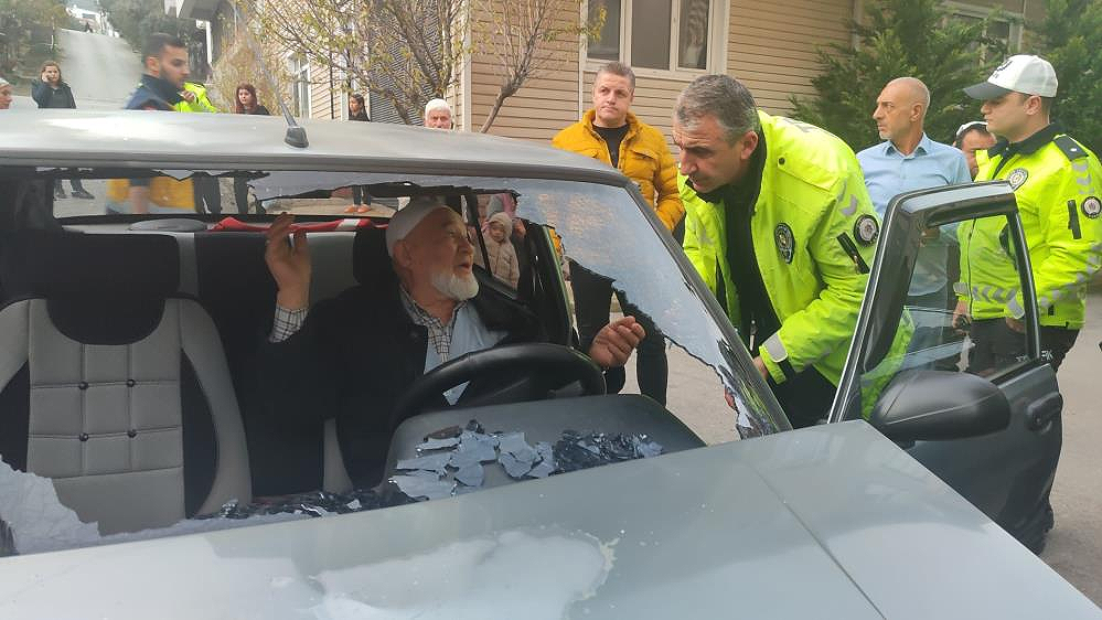 Bursa’da freni boşalan otomobil park halindeki araca çarptı