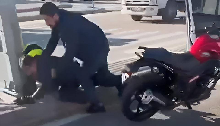 Motosiklet sürücüsünü kaskla darp eden şahıs tutuklandı