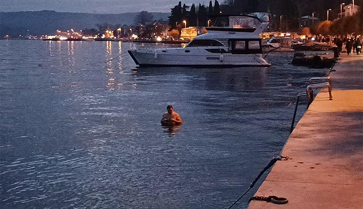 Yılın son günü denize girip buz gibi suya daldılar