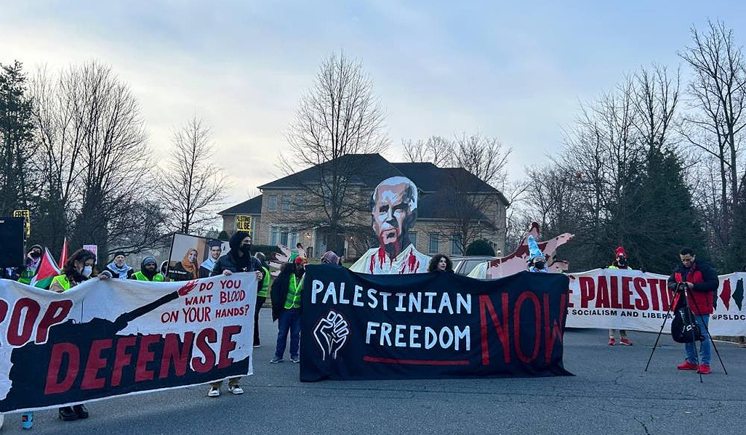 Austin ve Sullivan’in evinin önünde İsrail karşıtı protesto