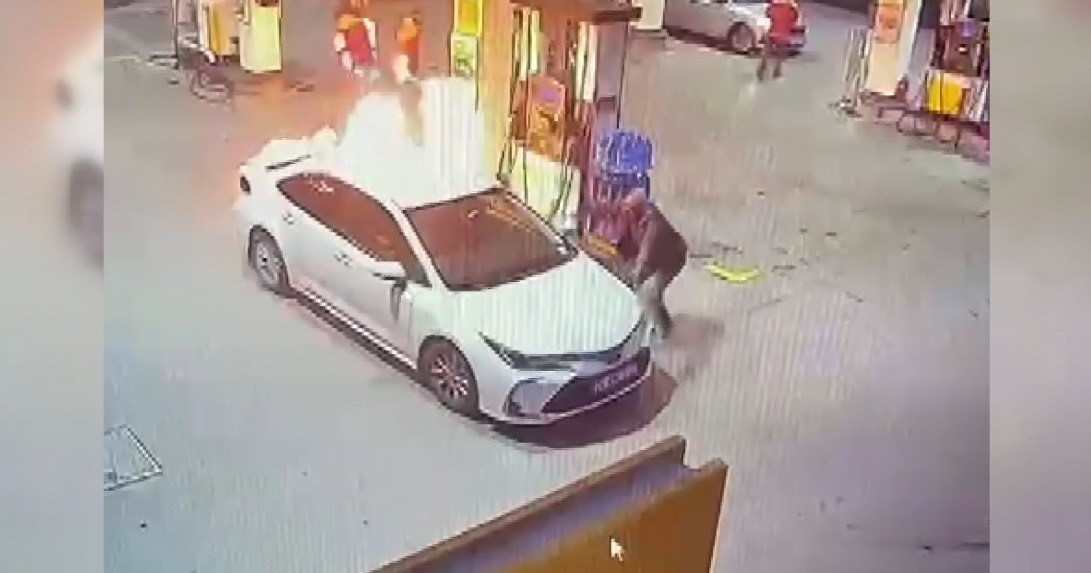 Korku dolu anlar! Benzinlikteki araç bir anda alev aldı!