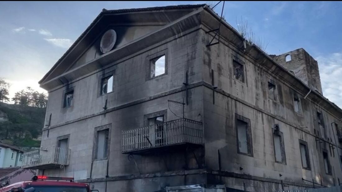 Bursa’da tarihi mekan yandı! Alevlerin arasından ceset çıktı!
