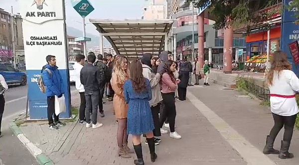 Bursa merkezli 5.1’lik deprem fotoğraf karelerine yansıdı