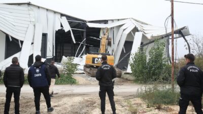 Bursa’da kaçak işyerleri yıkıldı