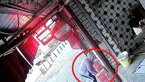 Bursa’da içecek hırsızı kamerada