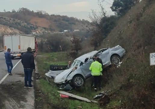 Bursa’da TIR ile çarpıştı, şarampole uçtu!