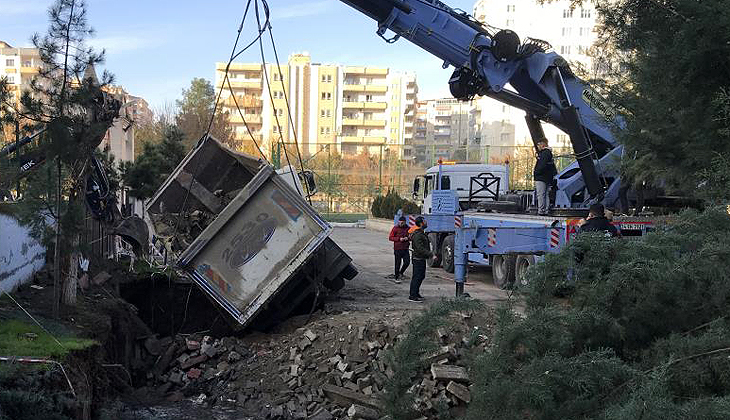 Okul bahçesinde hafriyat kamyonu devrildi