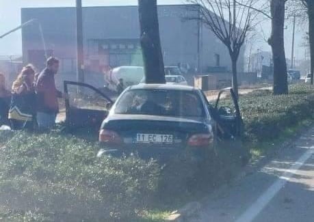 Bursa’da kontrol çıkan araç ağaca çarptı!
