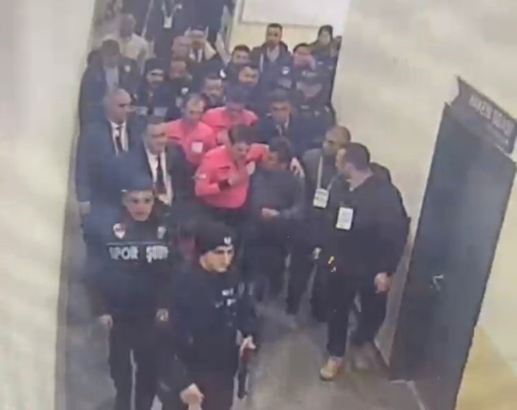 Emre Belözoğlu’nun, Halil Umut Meler’e sarıldığı anların görüntüleri ortaya çıktı Emre Belözoğlu’nun, Halil Umut Meler’e sarıldığı anların görüntüleri ortaya çıktı