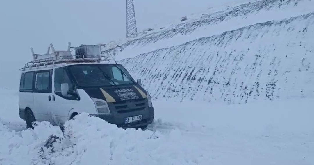 Siirt’te kardan dolayı kapanan grup köy yolu ulaşıma açıldı
