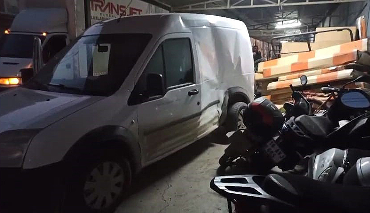 Bursa’da hafif ticari araç kamyonetle çarpıştı