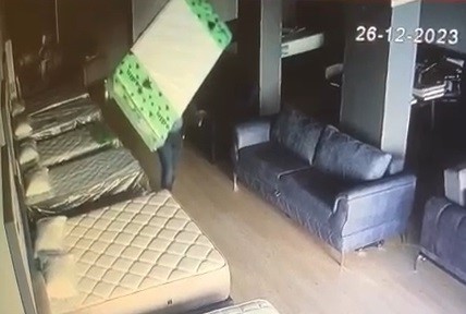 Bursa’da bir kişi yatağı sırtlayıp çaldı!