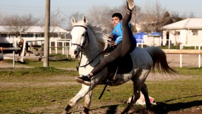 Bursalı genç sporcu at üzerinde inanılmaz gösterilere imza atıyor!