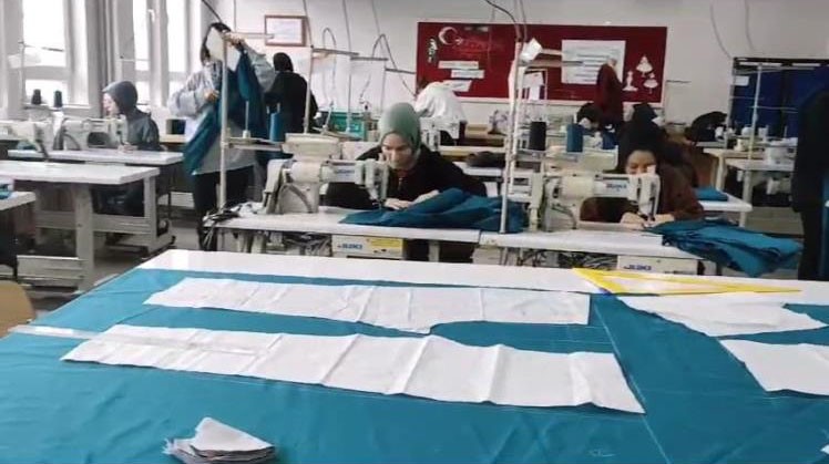 Bursa’da modacı öğrenciler sağlıkçılara kıyafet tasarladı