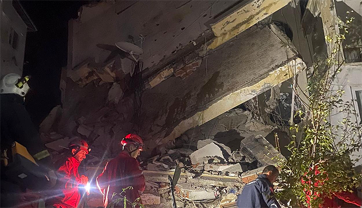 Antalya’da 3 katlı bina çöktü